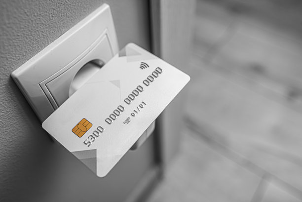 信用卡通过电源插座进行充电。图片下载