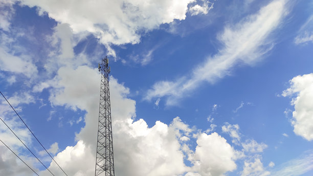 电信塔与浓密的云朵图片下载