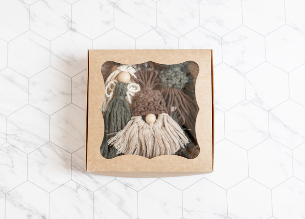 桌子上放着一个装有编织圣诞玩具的盒子。图片下载