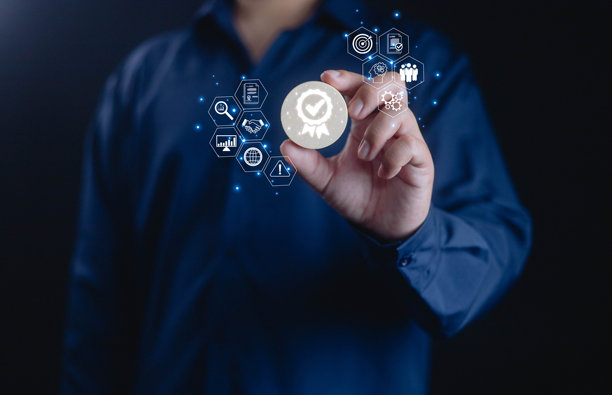 一只手握着发光图标，象征着质量保证和卓越服务。图片下载