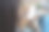 手机模型，空白白色屏幕。女性手持手机在咖啡店。女性时尚人士使用智能手机，空白白色屏幕模板用于产品广告和移动应用设计。图片下载