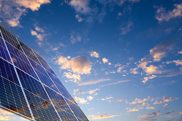 屋顶上的太阳能电池板，房屋科技，阳光照耀的日子，智能太阳能系统，微型逆变器，屋顶太阳能电池板，电力生态环境。图片下载