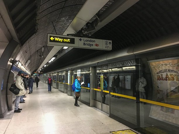伦敦地铁堤岸站图片下载
