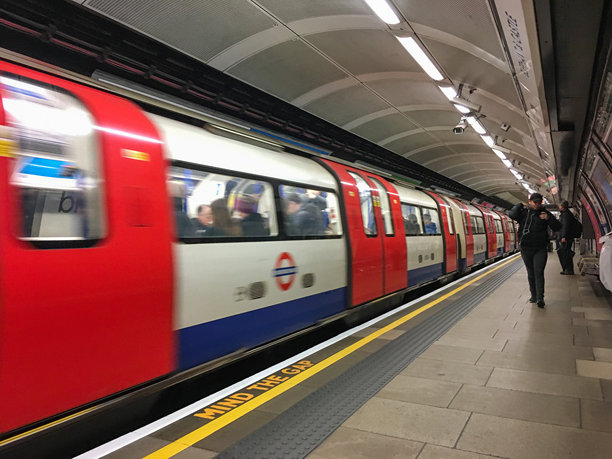 伦敦地铁列车到达大象与城堡站图片下载