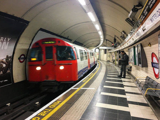 伦敦地铁列车到达滑铁卢站图片下载
