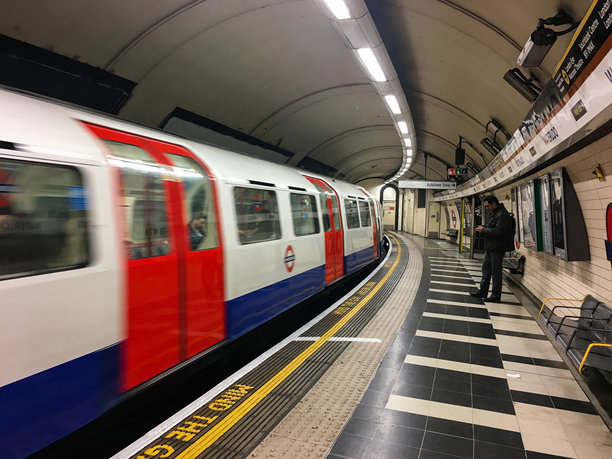 伦敦地铁列车到达滑铁卢站图片下载