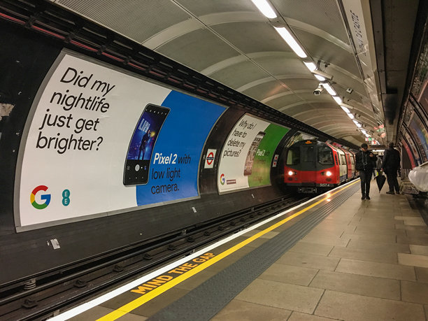 伦敦地铁列车到达大象与城堡站图片下载