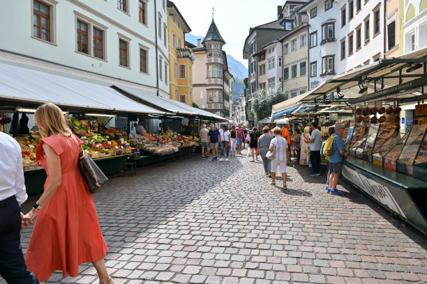 博尔扎诺老城区小巷中的每周市场。图片下载