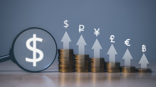 带放大镜的成堆硬币和带美元硬币的货币图标。金融投资业务股票增长。储蓄和复利的概念。图片下载