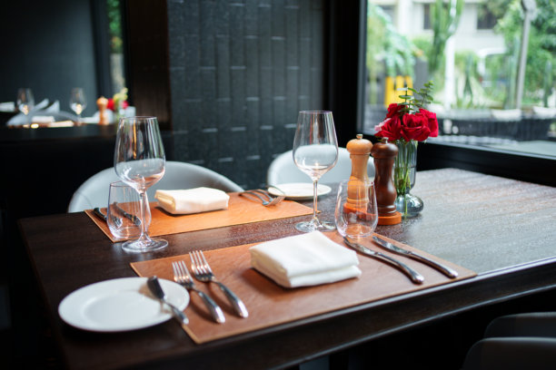 高档西餐厅用餐餐具图片下载