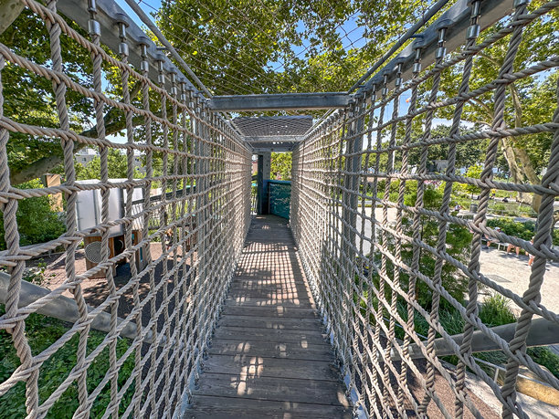 纽约炮台游乐场的当代游乐场。图片下载