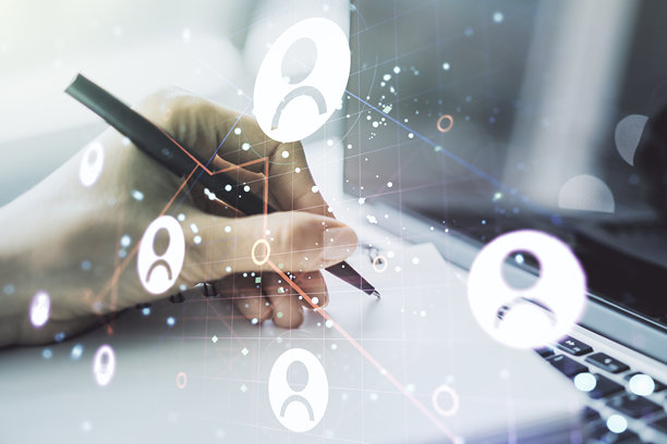 双重曝光的社会网络图标的概念，手写在笔记本电脑上的背景。营销推广理念图片下载