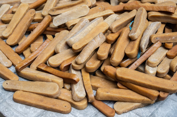 一组牦牛奶酪。牦牛奶酪传统上是在喜马拉雅地区用牦牛和牛奶制作的。图片下载