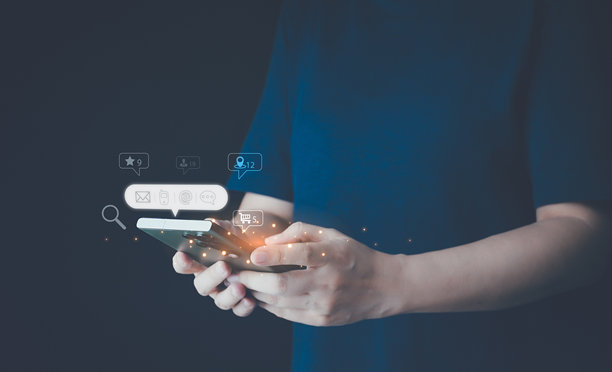 网络空间在线消息聊天的概念，商业网络。女性手持智能手机输入文字，进行聊天对话或评论。社交媒体营销商业沟通技术。图片下载