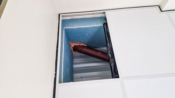 天花板管道的修理工作图片下载