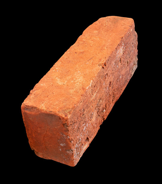 黑色背景上孤立的旧红色或橙色砖块侧视图图片下载