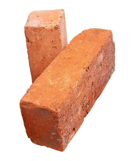一堆旧红色或橙色砖块的侧面视图，背景为白色，带有抠图路径。图片下载