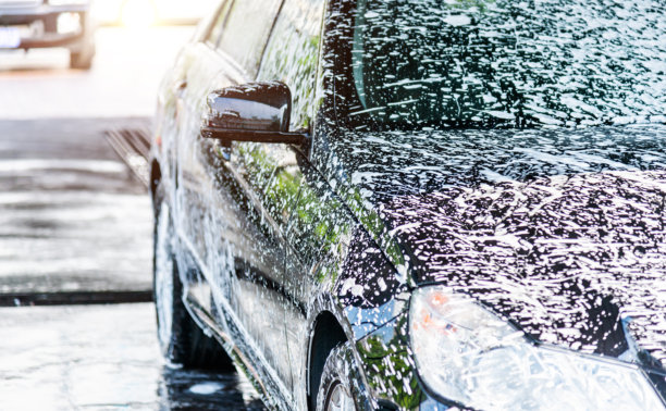 用流动的水和泡沫洗车图片下载