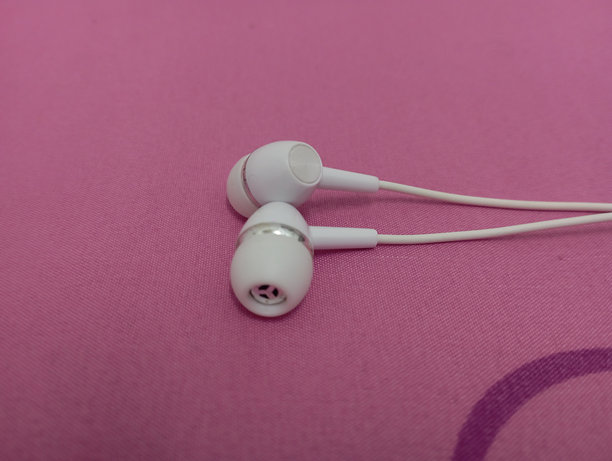 粉色背景上的白色耳机图片下载