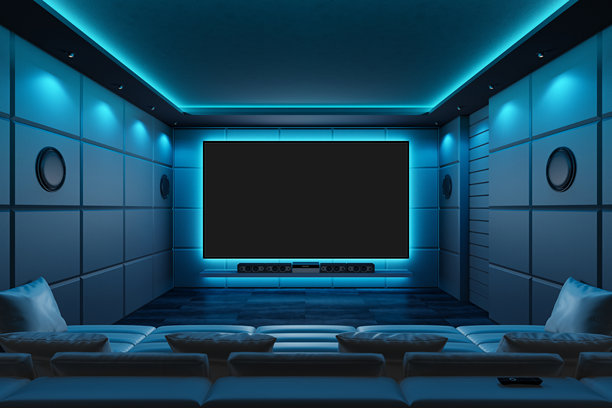 奢华家庭影院，配有青蓝色氛围灯光、隔音效果和黑色屏幕图片下载