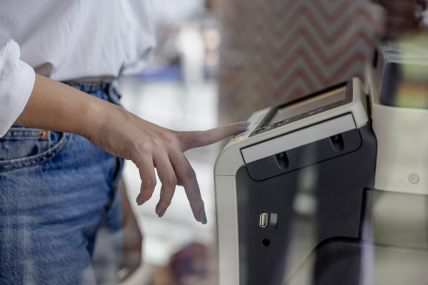 现代办公室中，女商人手按复印机按钮，窗户上的倒影图片下载