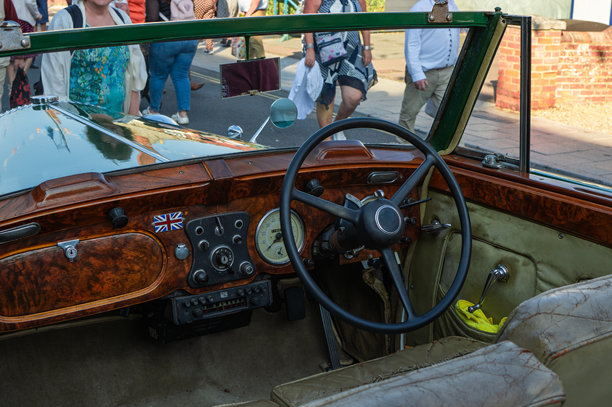 1940年代周末的复古英国经典汽车内部照片图片下载