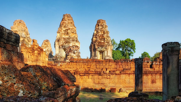高分辨率照片捕捉到著名的东梅奔塔楼的景观，这是一座位于柬埔寨的中世纪高棉建筑。图片下载
