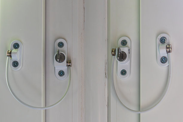 窗户上的螺栓锁，确保孩子们在家中的安全居住图片下载