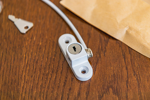 一套儿童安全窗锁放在桌子上。图片下载