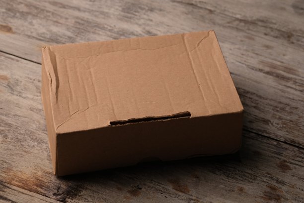木桌上的纸板包装。可回收纸。图片下载