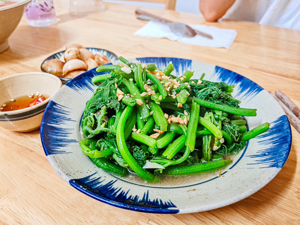 高质量的传统越南家庭餐的图片，包含乡土风味的菜肴“mâm cơm việt nam”图片下载
