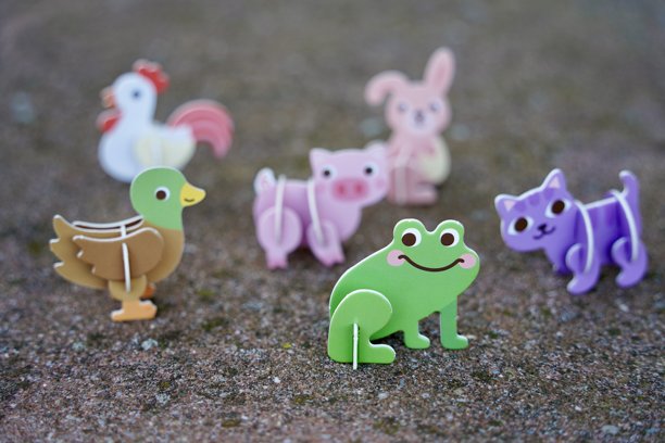 小巧可爱的彩色动物纸板玩偶。动物雕像家庭玩具。图片下载