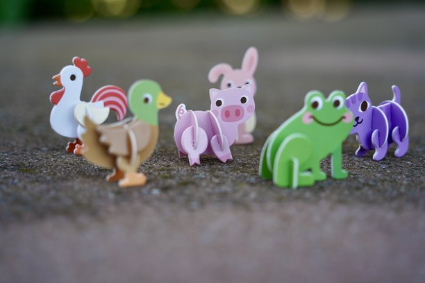 小巧可爱的彩色动物纸板玩偶。动物雕像家庭玩具。图片下载