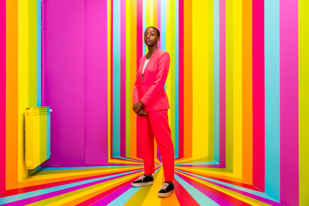 年轻女性在健身房全身站立的姿势图片下载