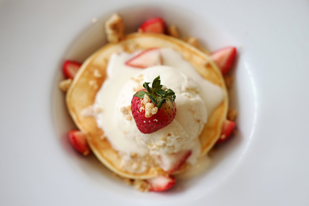 自制草莓煎饼在咖啡馆和面包店。俯视图图片下载