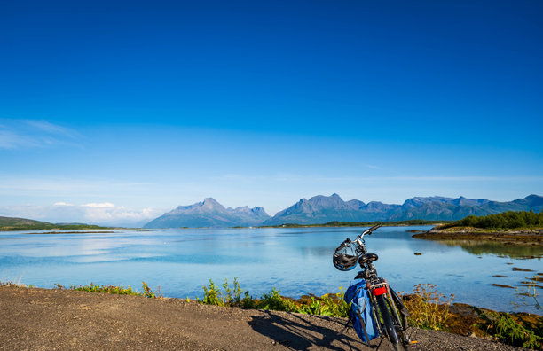 骑行露营概念照片，展示了带有美丽风景的旅行自行车图片下载