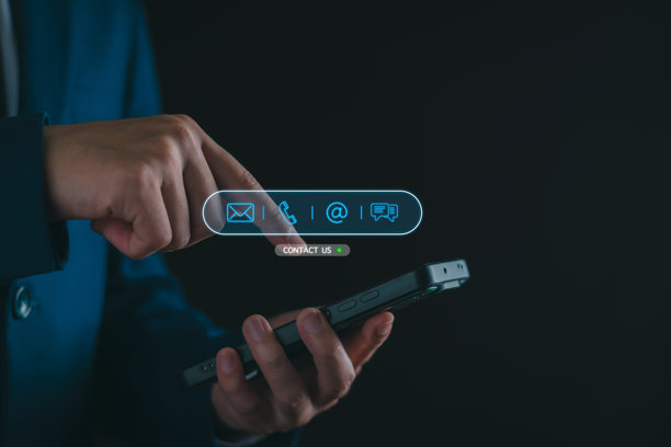 联系我们的概念。商人咨询客户，呼叫中心服务，客户咨询服务，电子邮件，热线，商业联系，数字在线业务，数字服务。图片下载