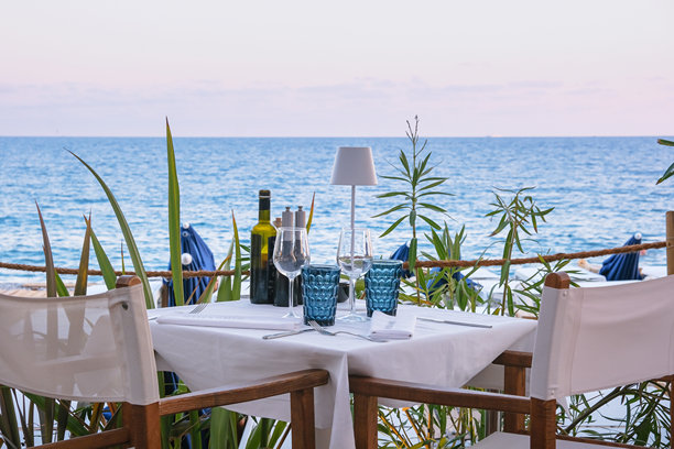 海边日落用餐图片下载