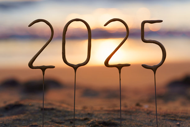 沙滩上夕阳下的海水背景中写着2025年金色数字。祝同事和朋友新年快乐，愿成功与繁荣伴随，贺卡祝福。图片下载