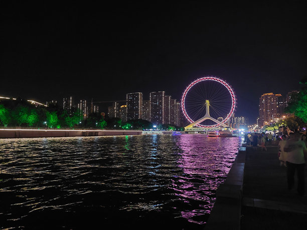 中国天津海河沿岸的夜景图片下载