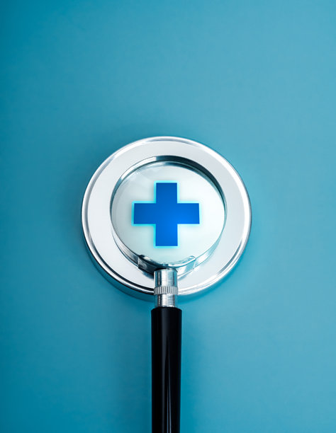 医疗服务技术，在线医疗检查，健康计划，保险概念。医疗符号，放大镜镜头中的金属按钮上的加号图标，垂直风格，背景为蓝色。图片下载
