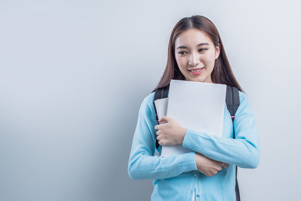 年轻女性坐在楼梯上阅读书籍图片下载