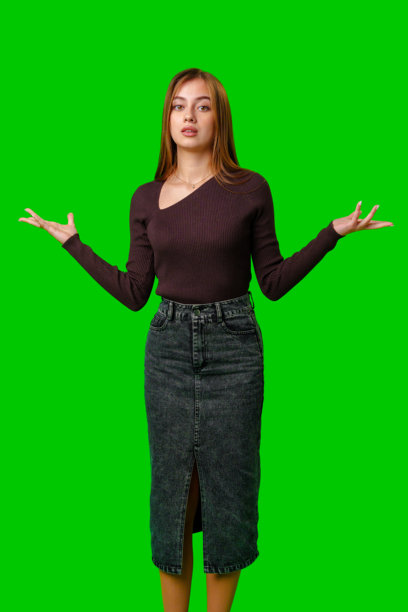 年轻女子在绿幕前张开手掌做手势图片下载