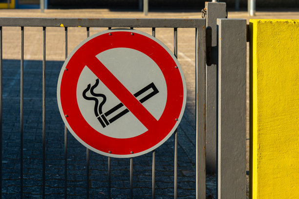 红白相间的牌子上有一个禁止吸烟的标志图片下载