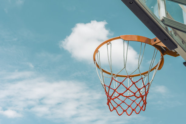 篮筐里的云和蓝天图片下载