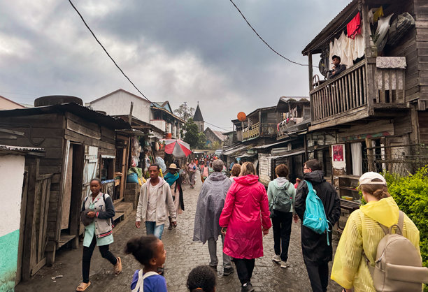 马达加斯加的乡村生活，在阴天，当地人和游客在热闹的乡村市场互动图片下载