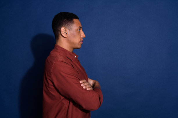 个人资料照片迷人有趣的家伙穿着正式的衬衫双臂折叠空空间孤立的蓝色背景图片下载