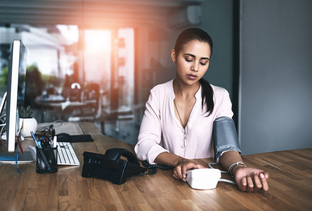 妇女，监测和血压办公室保健，慢性病和医疗泵机高血压。工作，压力管理和心脏病学，工作场所和病人员工图片下载