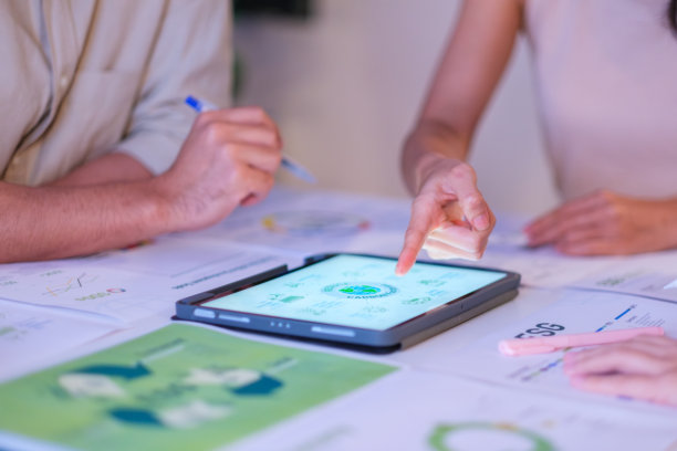 晚上在可持续的绿色办公室里，以平板电脑或可持续发展目标为主题，就ESG(环境、社会、治理)进行头脑风暴图片下载