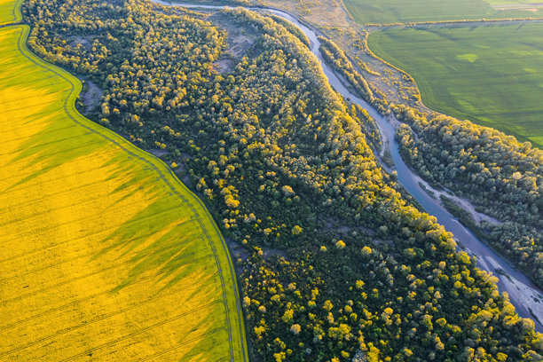壮丽河流的航拍无人机照片图片下载